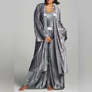 Lord & Taylor Gabrielle Union Rumi Silver Pleated Velvet Duster with Pockets Lrg
